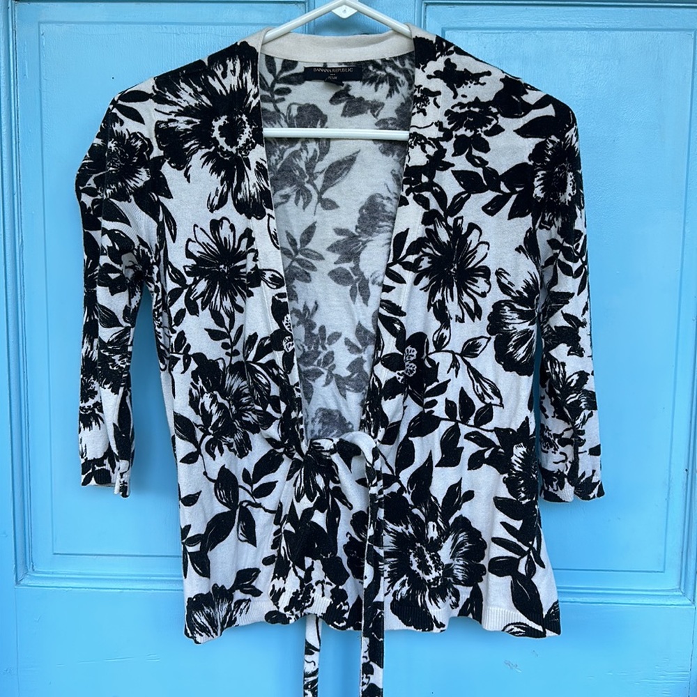 Banana Republic Sweater Floral Black and White Women’s Top size XSP